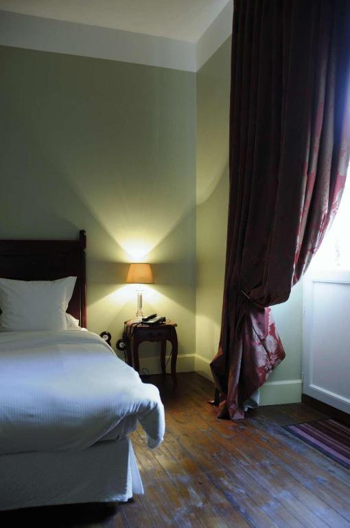 Hostellerie Du Coq D'Or Jonzac Room photo